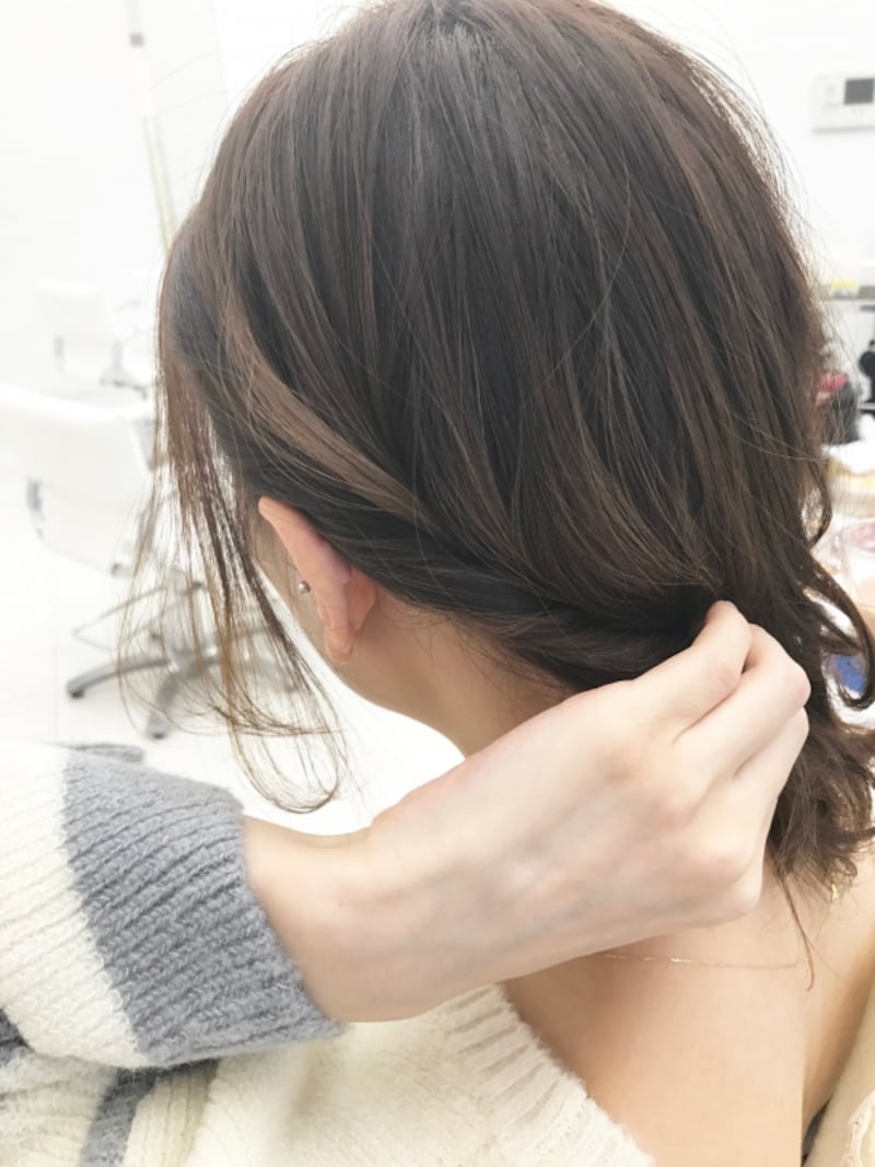 左サイドの髪をねじりながら右側へ持っていく