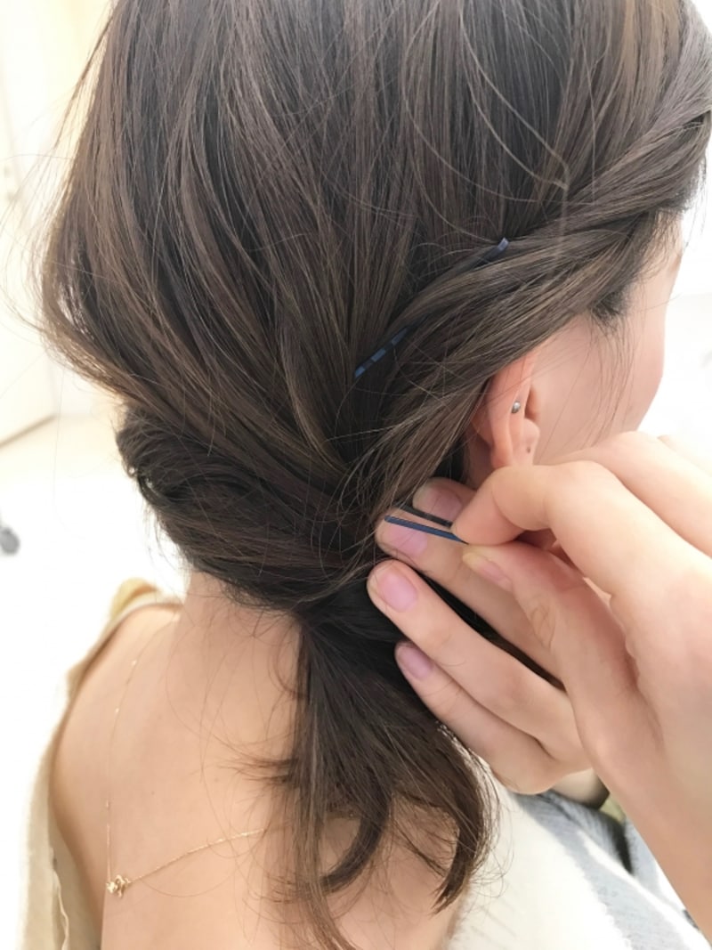毛先を内側に隠してピンで留める