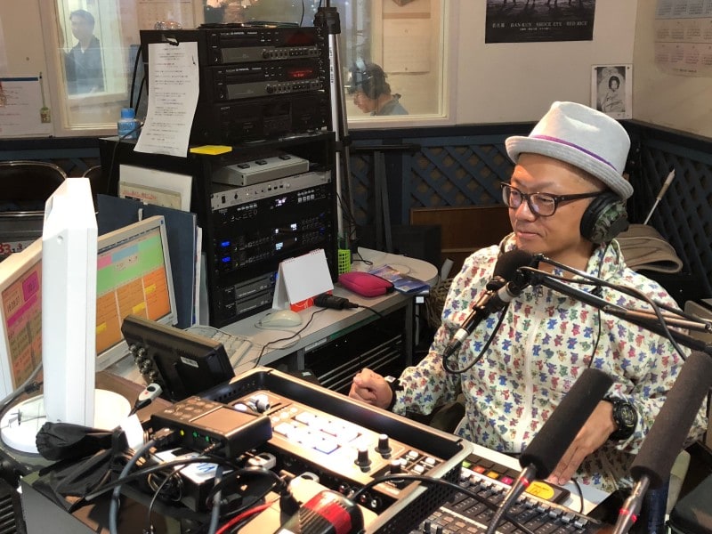 レディオ湘南の人気DJ、クラーク・カーターさん