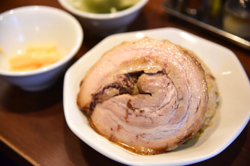 角度によっては、チャーシューでチャーハンが蓋をされているように見える