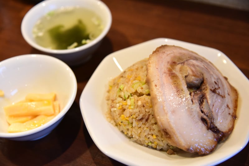 豚バラロールの大きなチャーシューを使ったチャーハン【和田スペシャル】