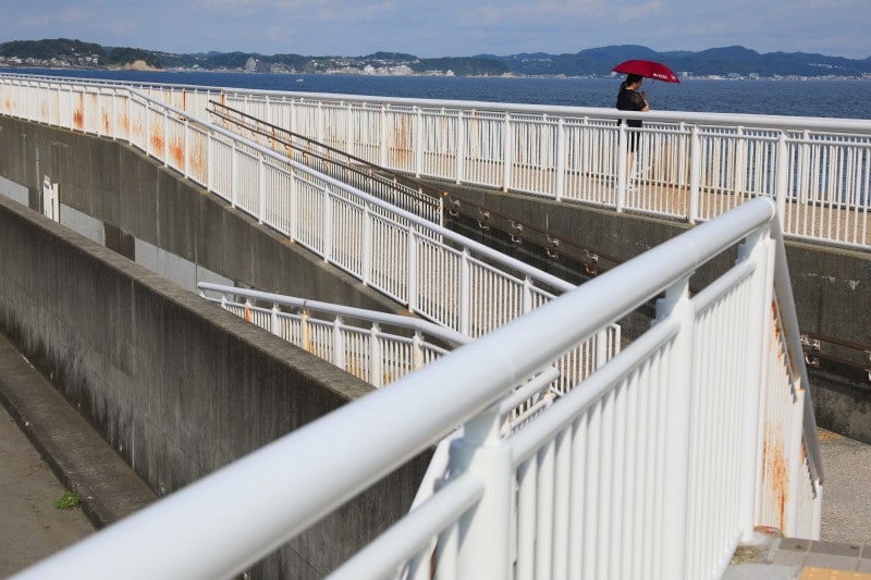 藤沢江の島のヨットハーバーの奥にある防波堤(撮影：MIWAKATOH)