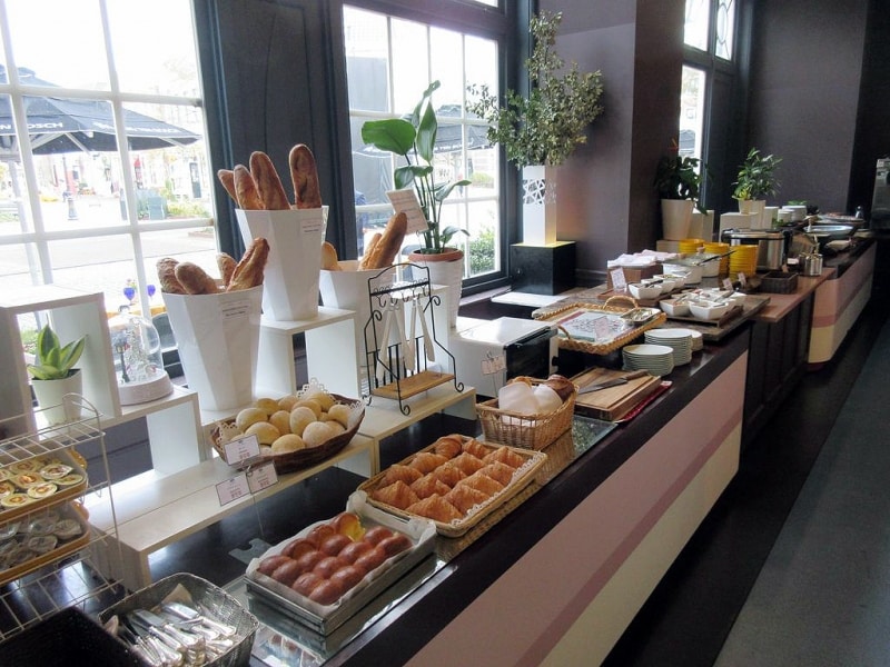 パンと和食のブッフェ台