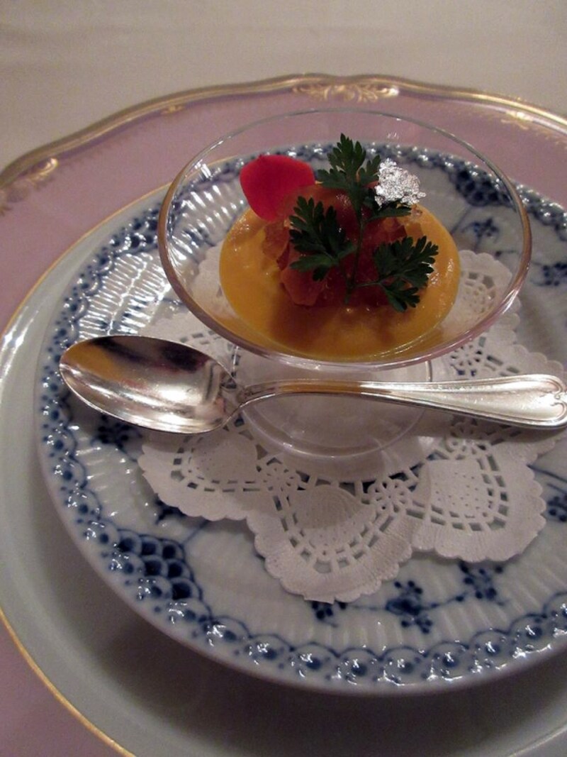 アミューズ 人参のピューレとコンソメジュレ 雲丹を添えて