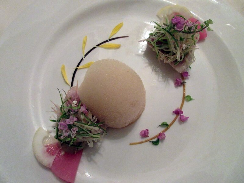 カツオの炙りをサラダ仕立てに バルサミコとカレー風味のソース ゴマ油と醤油の香りをアクセントに