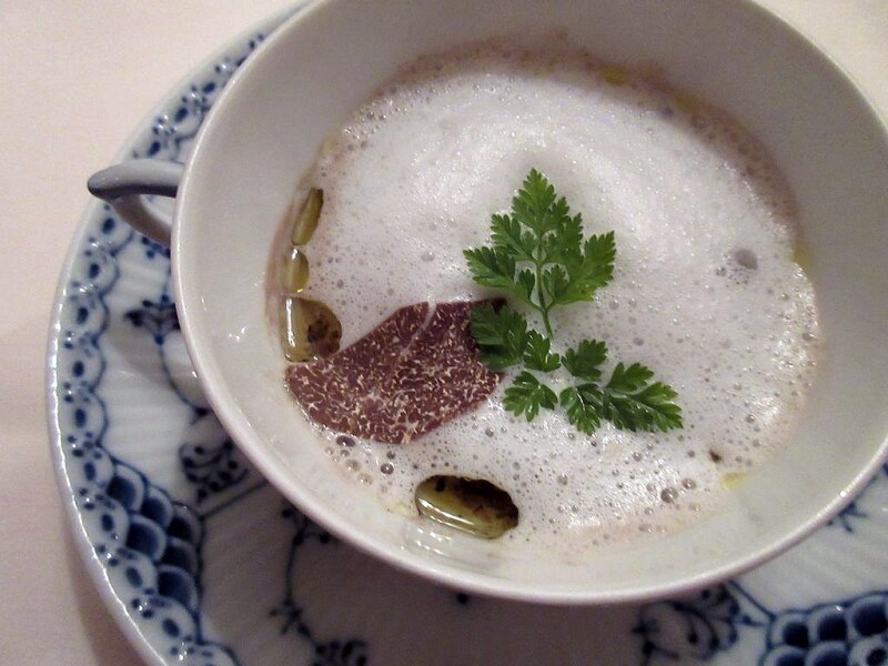 トリュフ香るきのこのクリームスープ カプチーノ仕立て