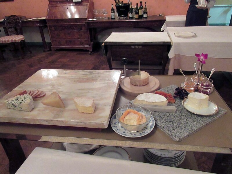 季節のチーズをワゴンサービスで