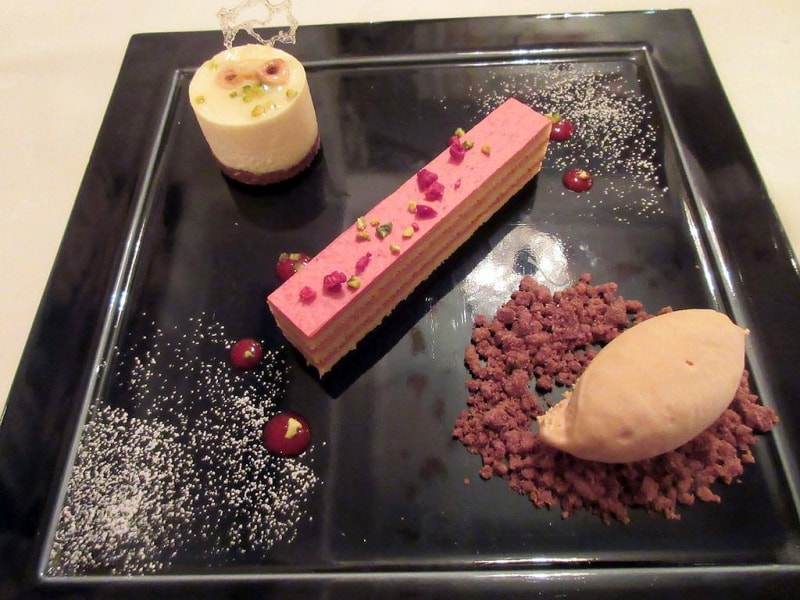 マスカルポーネのムースとフランボワーズのケーキ キャラメルのアイスクリームを添えて