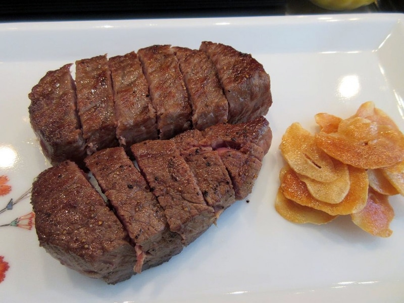 サーロインステーキ（100g）または フィレステーキ（80g）