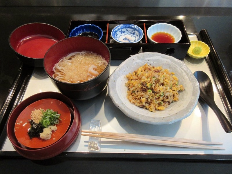 ご飯・赤だし・香の物 または 五島うどん（温製 or 冷製）または ガーリックライス