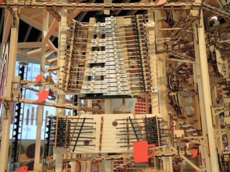 伴奏をする鉄琴とダルシマー