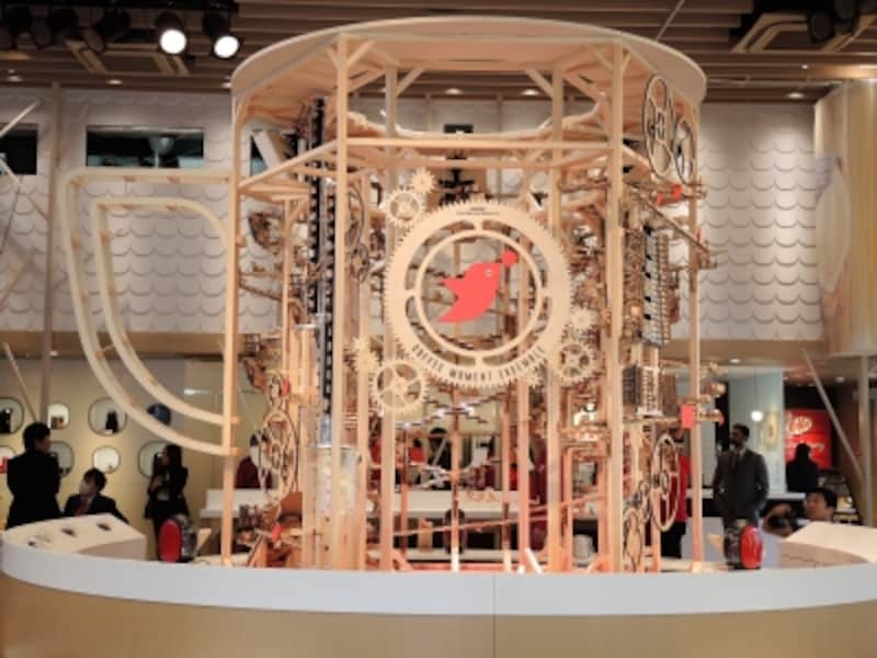 本体背面には、シンボルとも言える赤い小鳥のオブジェ