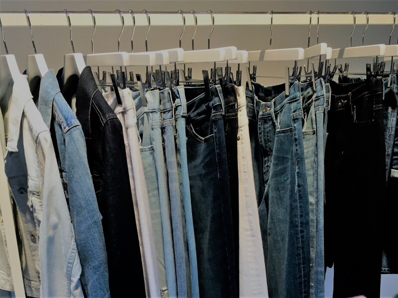 展示会においてあったデニムの数々。伸縮性が強いタイプが多かった。