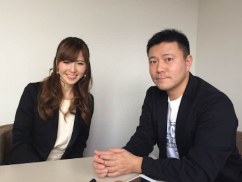 左から、今回取材したJURIさん、AllAbout 恋愛ガイド久野浩司。