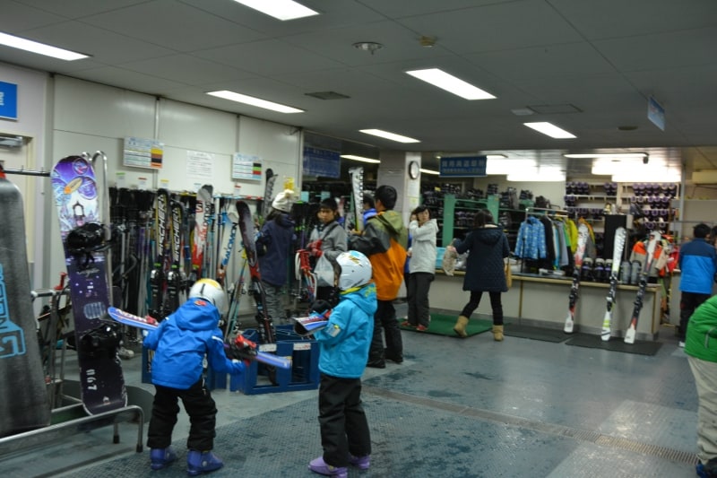 入口ホールの用具レンタル・コーナー