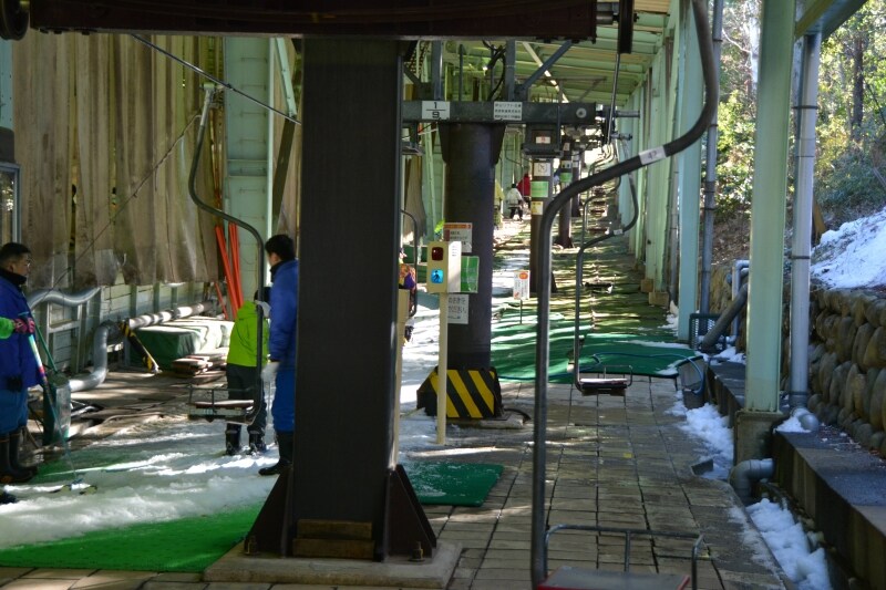 ゲレンデの右端に設置されたリフト