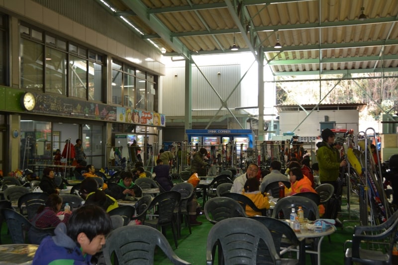 ゲレンデ下部の休憩コーナー