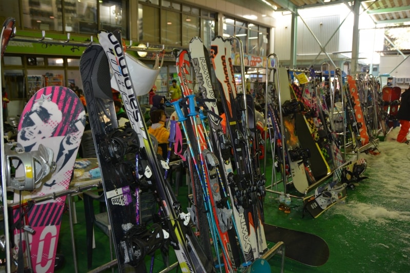 ゲレンデ下部の休憩コーナーのスキー収納用ラック