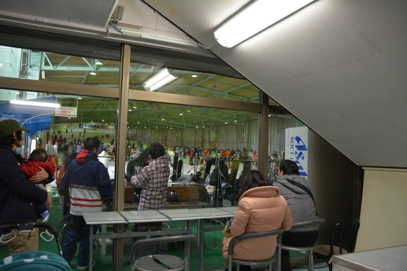 ガラス超しにゲレンデが見える観覧室