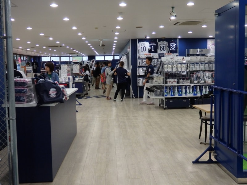 施設1階のライオンズ・ストア・フラッグス