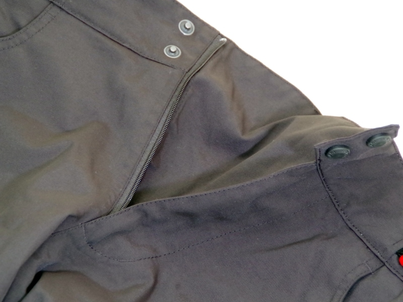 ズボンのジッパーを開けると脱ぎ着しやすいように広がりますが、セパレートしないのは特徴的!雨が入ってこないようにするための工夫です