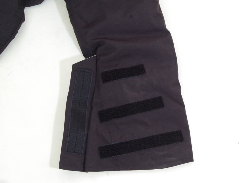 裾はマジックテープでしっかりとめることが可能