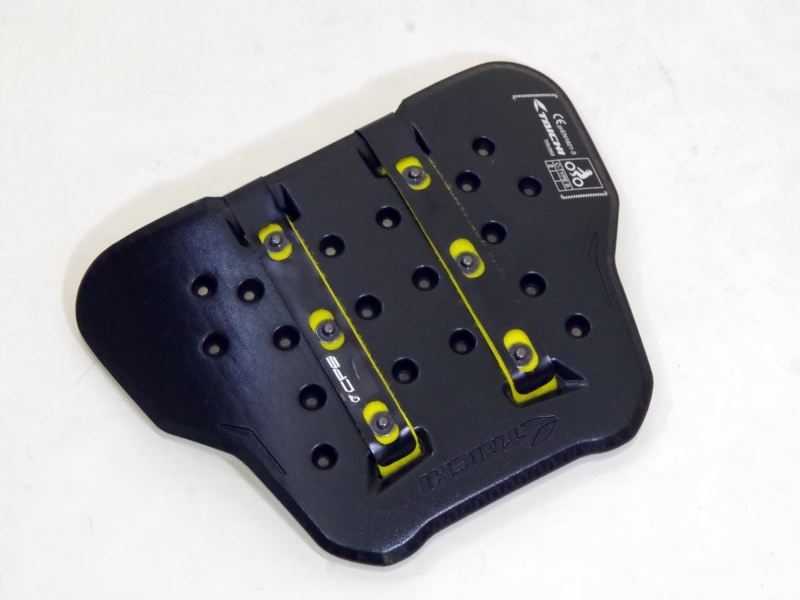 ボタンでジャケットに装着可能