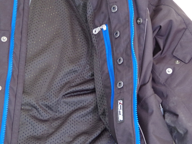 ジャケット側にボタンの受けがついている