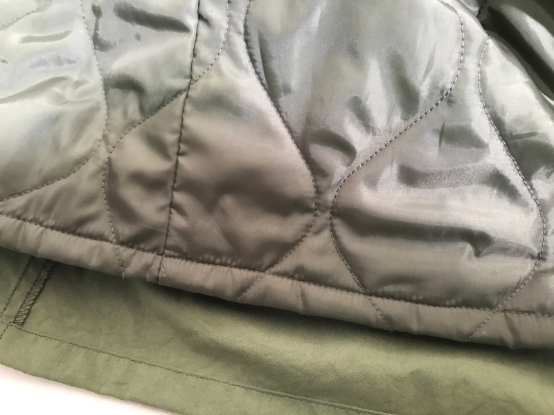 中綿入りのインナーがついていて暖かい。ただし脱着はできない