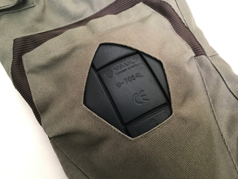 コンバットパンツの特徴とも言えるむき出しのプロテクター