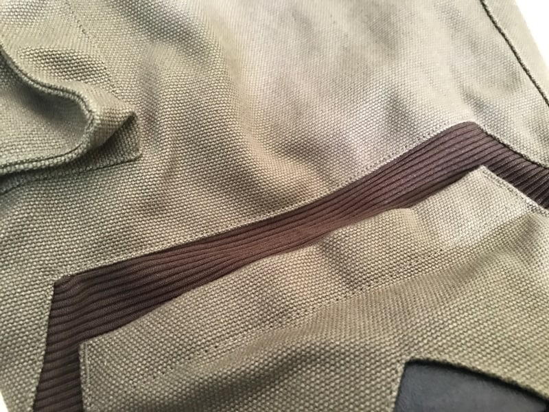 稼動部の生地を変えて動きやすくしている