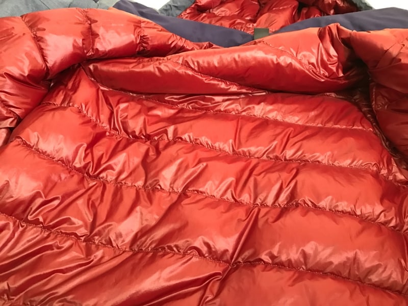 軽量なダウンを採用しており軽くてめちゃくちゃ暖かい!