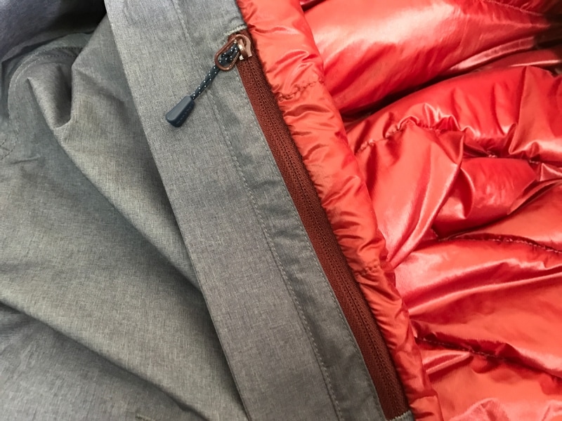 縦の裏側にちょっとしたポケットがついています。雨が入りにくい部分なので自己責任ですが携帯電話を入れてもよいかも