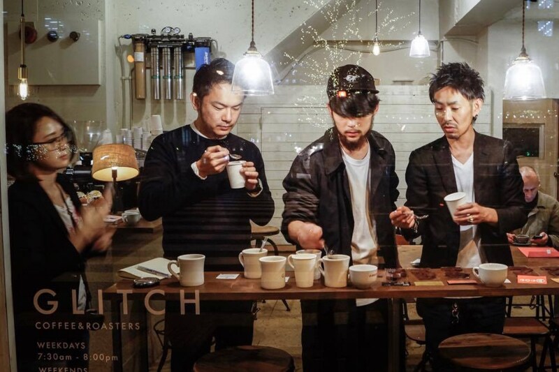 GLITCHの鈴木さん、Minimalの田淵さんを中心に何種類ものチョコレートをペアリングして決定