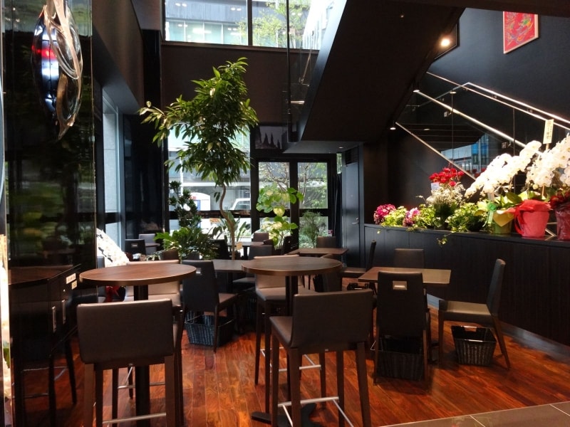 「トシ・ヨロイヅカ 東京」の1階カフェ