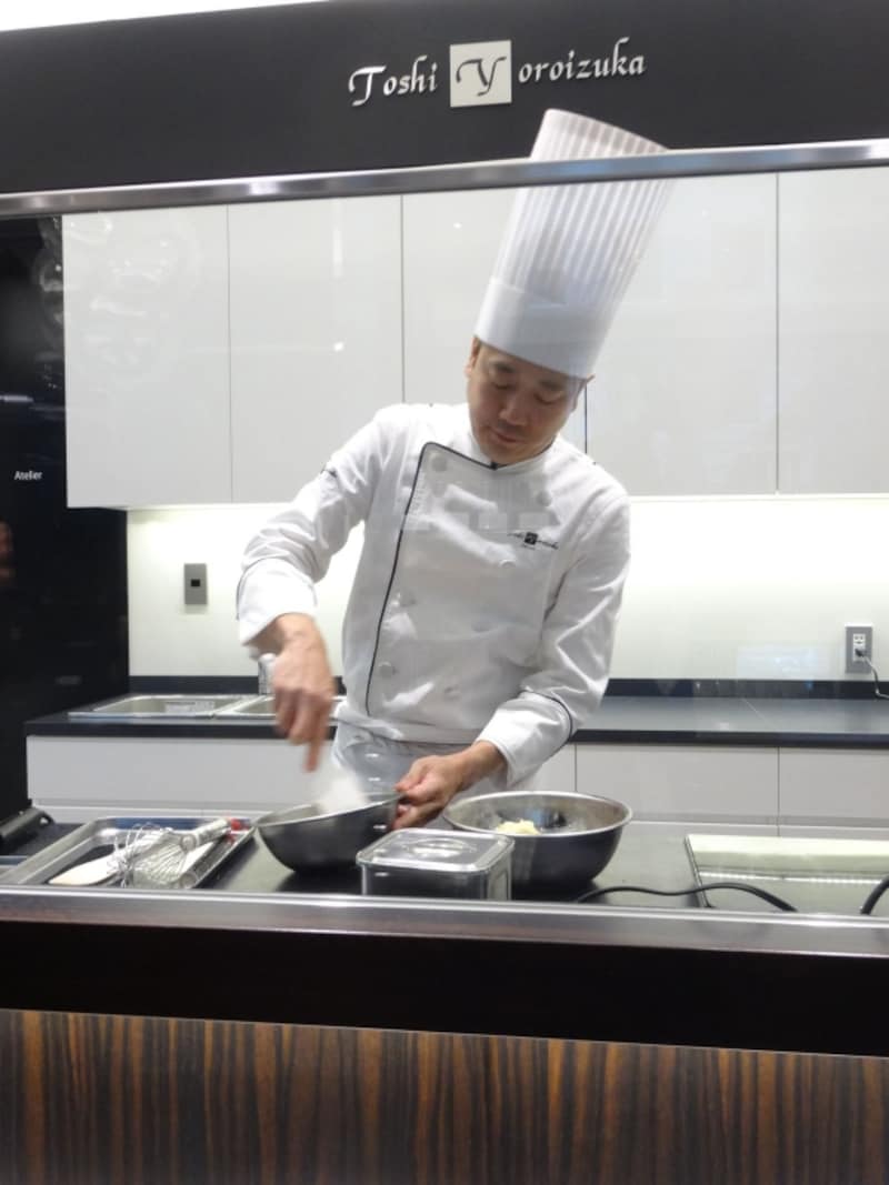 「トシ・ヨロイヅカ 東京」の実演ブースで仕上げられる「ピュイ・ダムール」