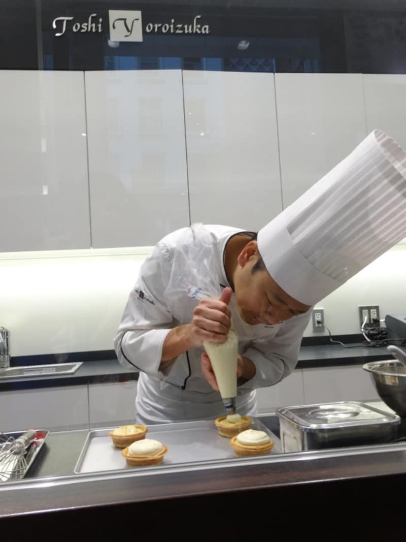 「ピュイ・ダムール」のクリームを絞る