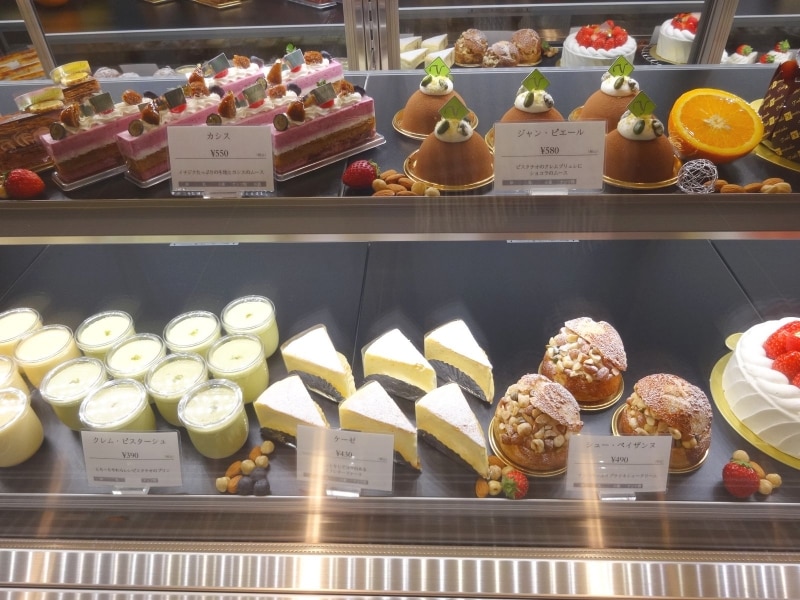 「トシ・ヨロイヅカ 東京」1階冷蔵ケースに並ぶケーキ類