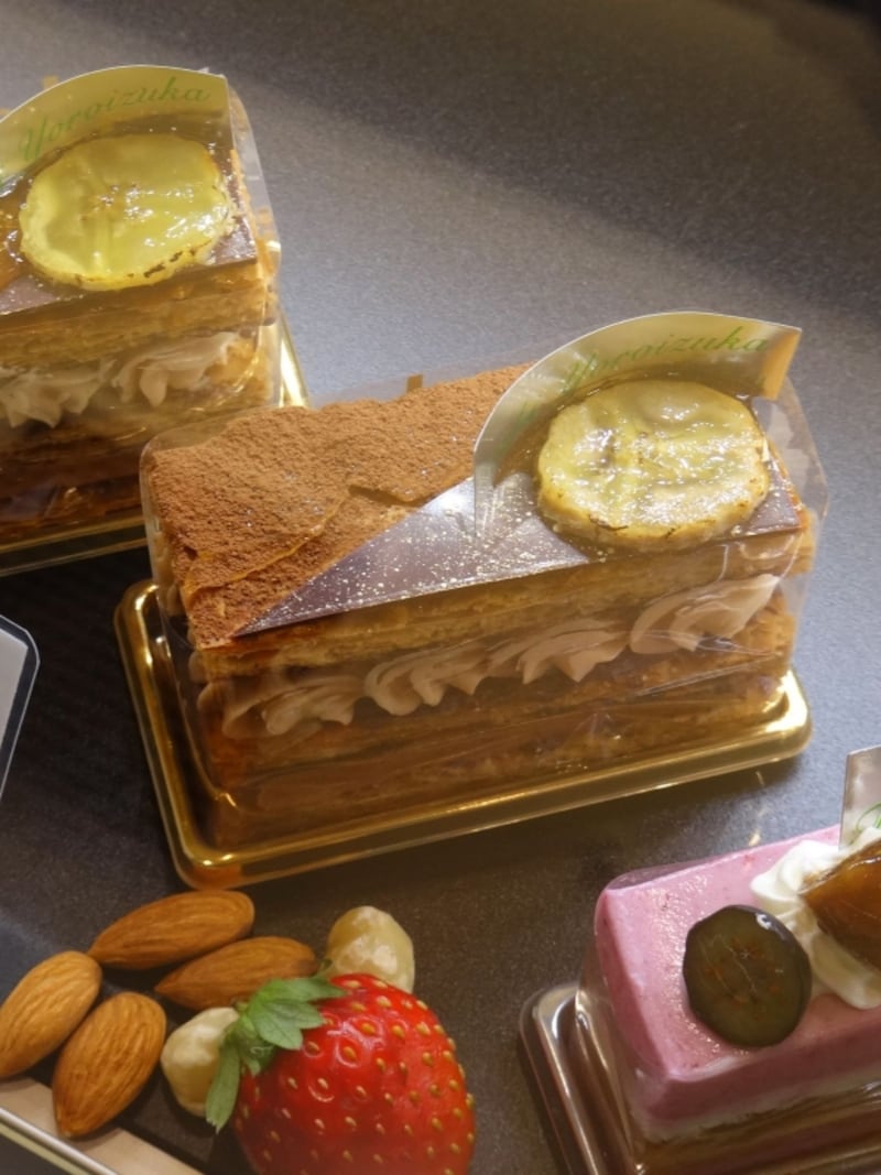 「トシ・ヨロイヅカ 東京」1階冷蔵ケースに並ぶ「ミルフィーユ・エクアドル」（税込600円）