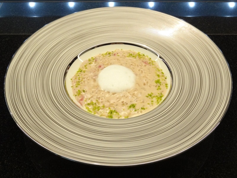 「トシ・ヨロイヅカ 東京」のコース仕立てのデザート“グランドメニュー”より「苺のリゾット」