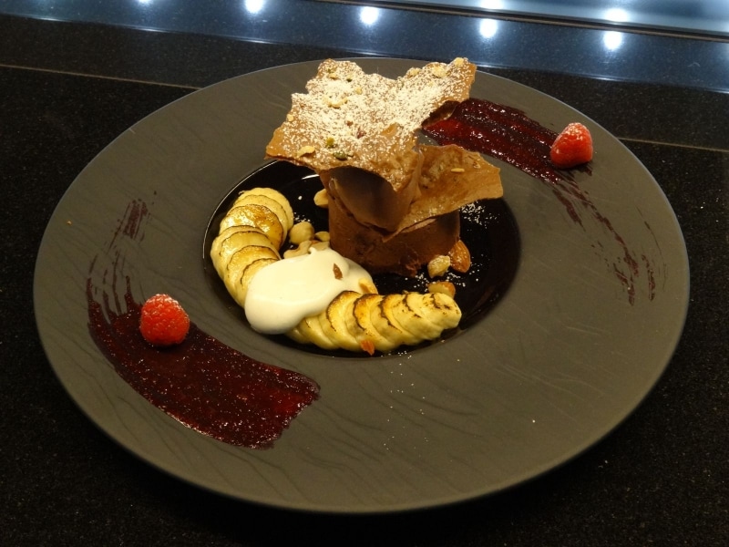 「トシ・ヨロイヅカ 東京」のコース仕立てのデザート“グランドメニュー”より7種のグランデセールの一つ「Assiette Eqador」