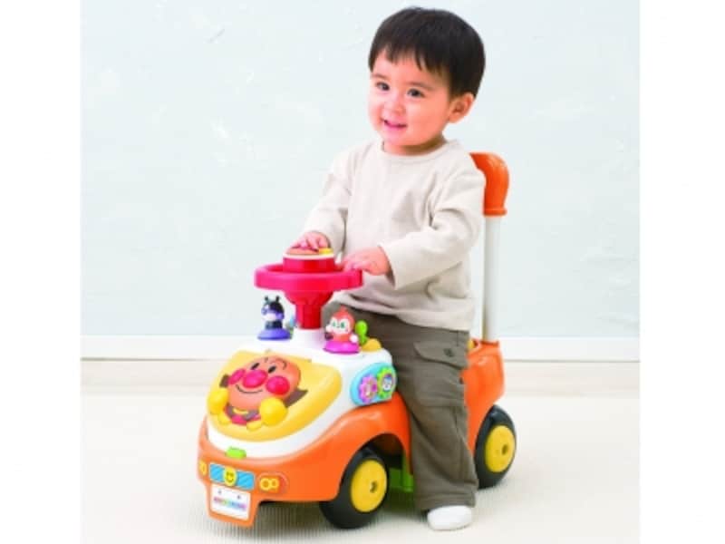 アンパンマンのおしゃべりやメロディなどが鳴るハンドルやボンネットなど仕掛けが満載!