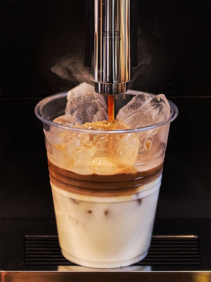 エスプレッソマシはスイス製のJURA（ユーラ）。「豆のキャラクターが素直に出る」と元明さん。