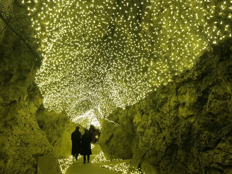 『湘南の宝石』開催にあわせ、第二岩屋では、日中、ライトアップが行われています。