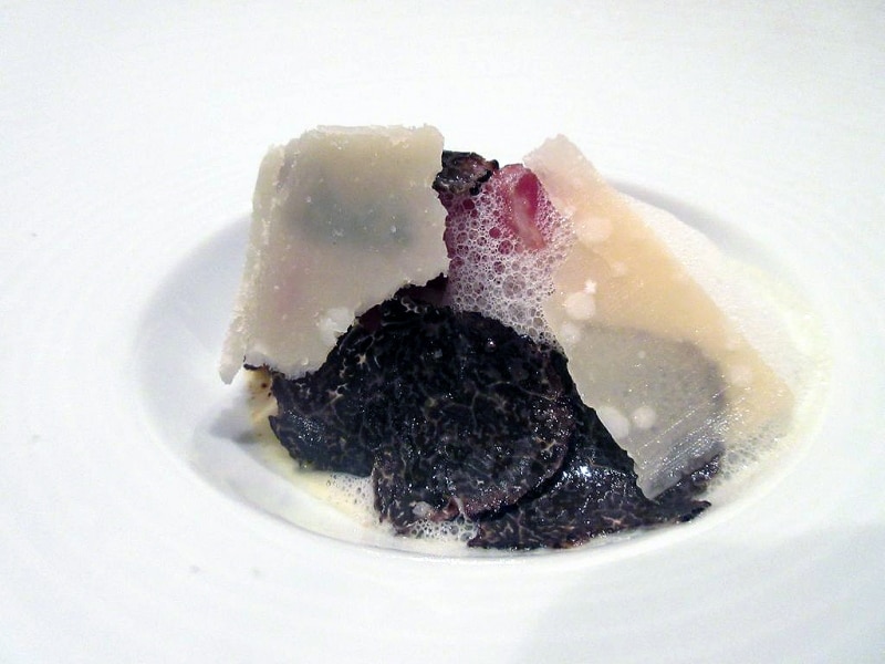 アミューズブーシュ：ポテトのニョッキ パルメザンチーズのエキュムとヴルーテ イベリコベジョータの生ハム ジュドポー カンボジア産ポワブルルージュ