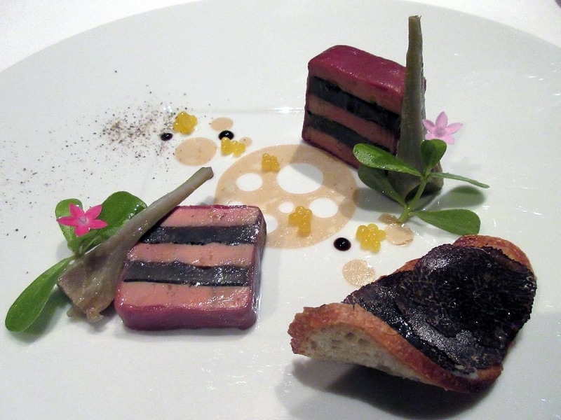 鴨フォアグラ、黒トリュフ、アーティチョークのプレッセ パートドフリュイ タルティーヌを添えて