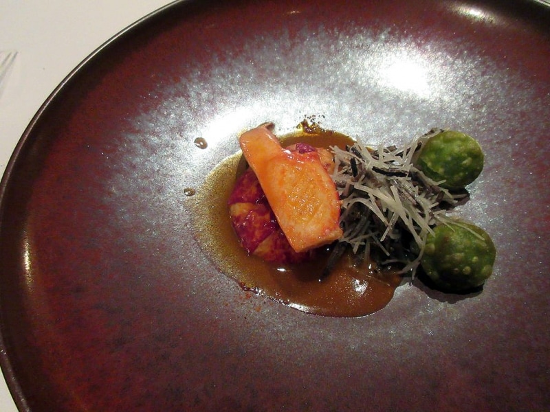 スコットランド産オマールブルーのロティトピナンブールのクリュとエクラゼ 腕肉のバルバジャン ジュドオマールブルー