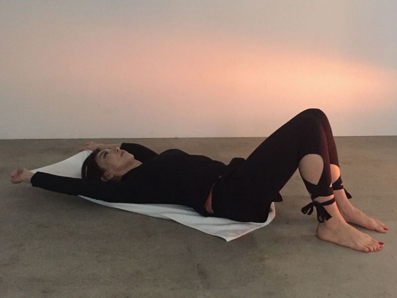 バスタオルの四隅を両手で握る