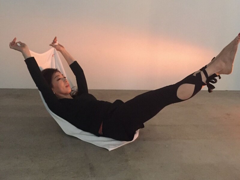 みぞおちから両脚を伸ばすように！