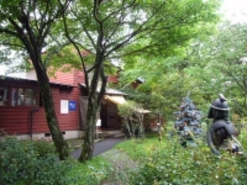 建物前には恋人たちの銅像も飾られています